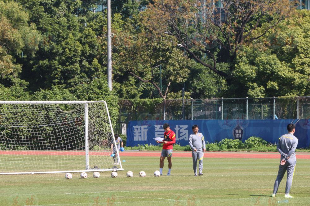 博特利本赛季为门兴U19登场16次打进17球。